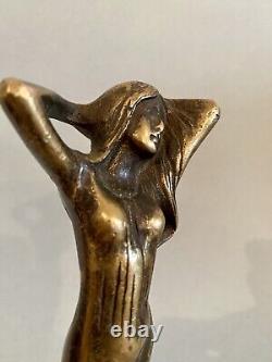 Bronze sculpture of a woman in Art Nouveau Deco Jugendstil style from 1900 signed and identified.