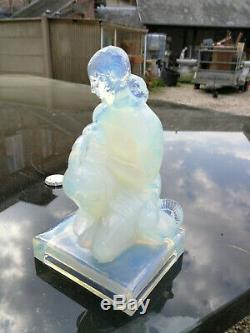 Sabino France, Woman With Doves 1925 Opalescent Glass, H 15 CM Art Deco