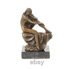 Sculpture of a Nude Woman in Bronze on Black Marble Art Deco after Milo