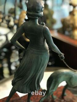 Superbe Sculpture Art Deco Women's Levrier In Regular Socle Marble