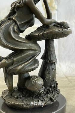 100% Véritable Bronze Statue Assis Jeune Femme Sur Champignon Sculpture Art Déco