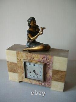 Ancienne horloge pendule mécanique Art Déco belle régule femme oiseau sur marbre