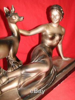 Ancienne sculpture art deco en platre signée Cipriani La femme et la biche