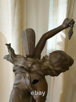 Ancienne statue en regule art deco femme à la fleur