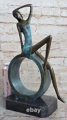 Art Déco Sculpture Abstrait Femme Fille Assis dans Le Cercle Bronze Statue
