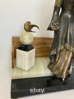 Art déco sculpture en composition femme aux colombes