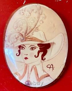 Broche art déco femme au chapeau Résine Sérigraphiée signée CA Vintage 30's