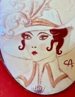 Broche art déco femme au chapeau Résine Sérigraphiée signée CA Vintage 30's