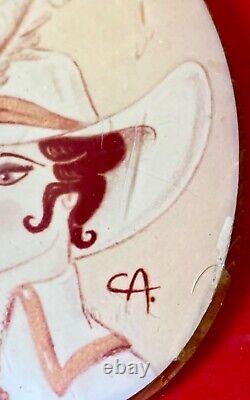 Broche art déco femme au chapeau Résine Sérigraphiée signée CA Vintage 30's