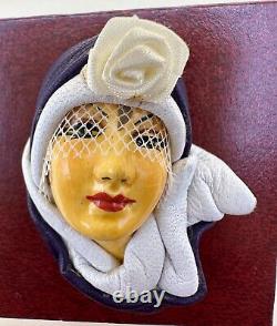 Broche vintage femme au chapeau en faïence et cuir dans le style Art déco