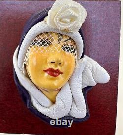 Broche vintage femme au chapeau en faïence et cuir dans le style Art déco