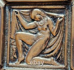 Cendrier bronze art déco Décor femme nue stylisée au voile & collier de perles