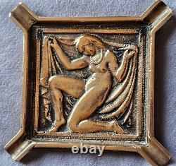 Cendrier bronze art déco Décor femme nue stylisée au voile & collier de perles