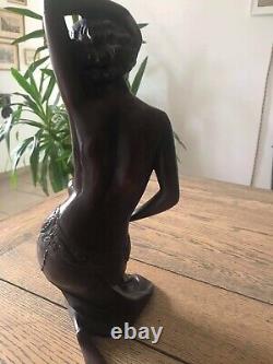 Femme accroupie. Sujet en bronze. Style Art Déco. Signé G. Reisa