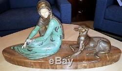 Femme avec chien. Statue en régule polychrome ART DECO