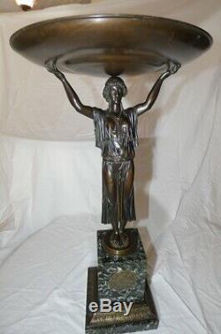 Femme tenant une coupe bronze Art Déco par R. COCHET, fondeur J. D'Estray Pari