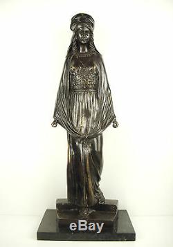 Femme voilée descendant des marches Grande sculpture orientaliste 52 cm 5,5 kg