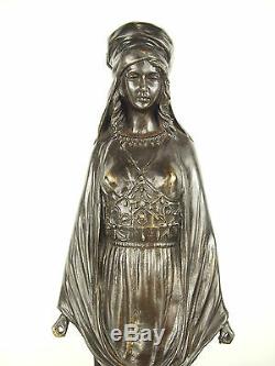 Femme voilée descendant des marches Grande sculpture orientaliste 52 cm 5,5 kg