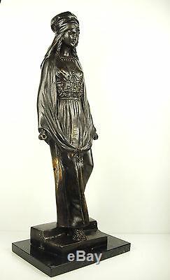 Femme voilée descendant des marches Grande sculpture orientaliste 52 cm 5,5 kg