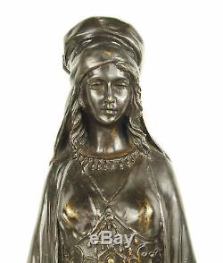 Femme voilée descendant des marches Grande sculpture orientaliste 52 cm 5,5 kg