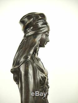 Femme voilée descendant des marches Grande sculpture orientaliste 52 cm 5,5 kg