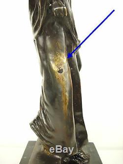 Femme voilée descendant des marches Grande sculpture orientaliste 52 cm 5,5 kg