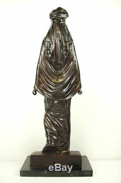 Femme voilée descendant des marches Grande sculpture orientaliste 52 cm 5,5 kg