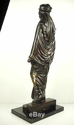 Femme voilée descendant des marches Grande sculpture orientaliste 52 cm 5,5 kg