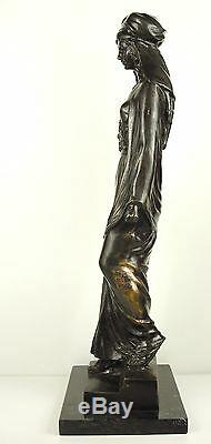 Femme voilée descendant des marches Grande sculpture orientaliste 52 cm 5,5 kg