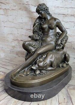 Grand Français Art Déco Sculpture De Bronze Femme Avec Greyhounds Chiens