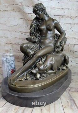 Grand Français Art Déco Sculpture De Bronze Femme Avec Greyhounds Chiens