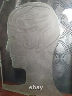 Grande lampe art deco 1930 plaque de verre femme a la coupe garçonne