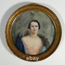 Grande miniature sur os, Portrait de femme au manteau bleu 1930 Art Deco ancien