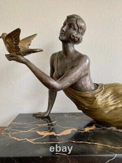 H. Molins, Sculpture Femme Avec Pigeon