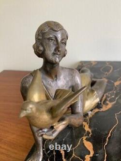 H. Molins, Sculpture Femme Avec Pigeon