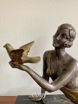 H. Molins, Sculpture Femme Avec Pigeon