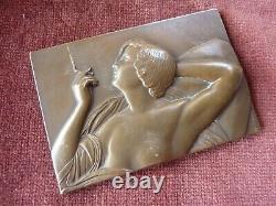 Jolie medaille de table art deco, signée P. Lenoir, femme fumant, 50x75mm, bronze