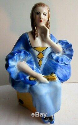Lampe veilleuse, porcelaine de Limoges Femme à la robe bleue assise sur un dé