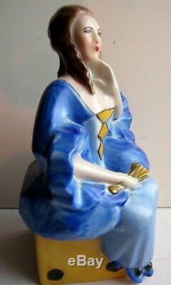 Lampe veilleuse, porcelaine de Limoges Femme à la robe bleue assise sur un dé