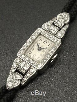 Montre de dame en platine sertie de diamants époque Art déco 1925