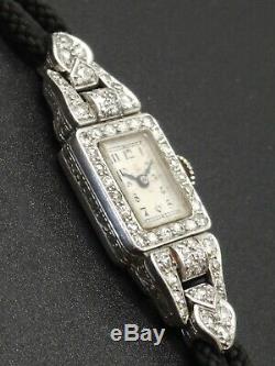 Montre de dame en platine sertie de diamants époque Art déco 1925