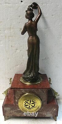 Pendule marbre rouge griotte Art Nouveau régule femme à la cruche