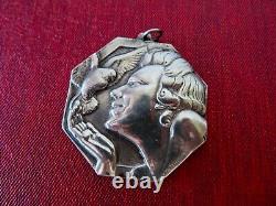 Rare Pendentif Français 45mm Médaille Art Déco Par Ray Pelletier Femme et Pigeon