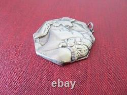 Rare Pendentif Français 45mm Médaille Art Déco Par Ray Pelletier Femme et Pigeon