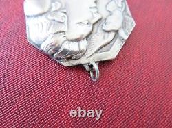 Rare Pendentif Français 45mm Médaille Art Déco Par Ray Pelletier Femme et Pigeon