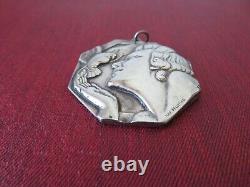 Rare Pendentif Français 45mm Médaille Art Déco Par Ray Pelletier Femme et Pigeon