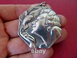 Rare Pendentif Français 45mm Médaille Art Déco Par Ray Pelletier Femme et Pigeon