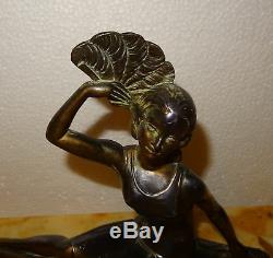 Rare ancienne statue art déco jeune femme avec éventail en métal doré signée Bal