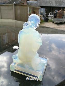 SABINO France, La femme aux colombes 1925 verre opalescent, H 15 cm art deco