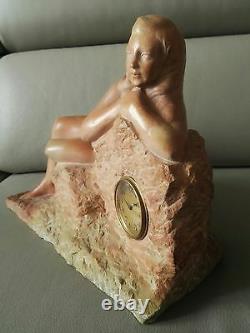 Sculpture art déco en marbre ou pierre dure avec pendule femme nue sur un rocher